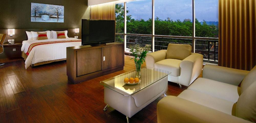 Aston Jember Hotel & Conference Center Экстерьер фото