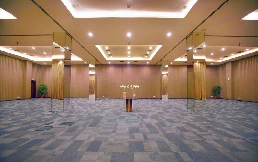 Aston Jember Hotel & Conference Center Экстерьер фото