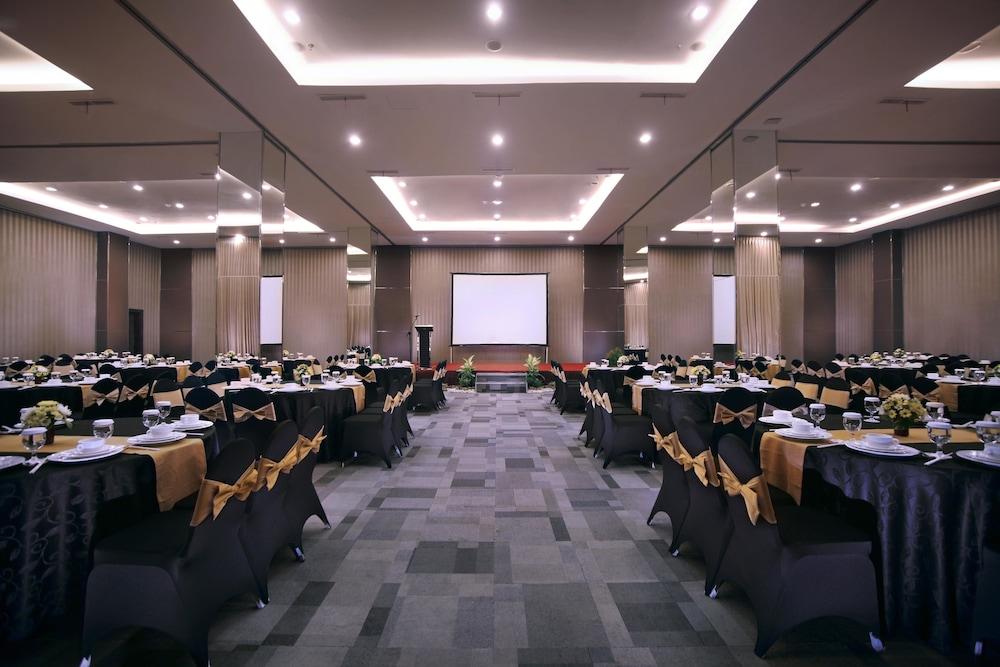 Aston Jember Hotel & Conference Center Экстерьер фото