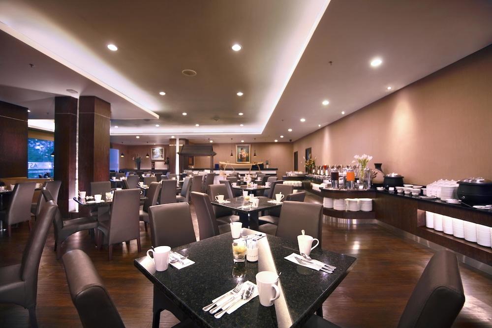 Aston Jember Hotel & Conference Center Экстерьер фото